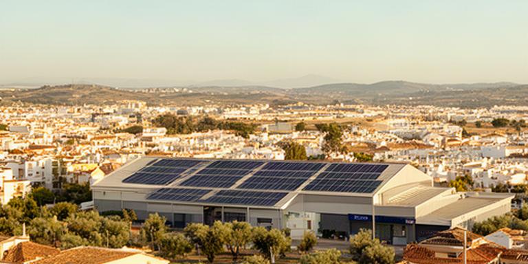 Cubiertas de viviendas y naves con luz solar en el entorno de Tomares, Andalucía